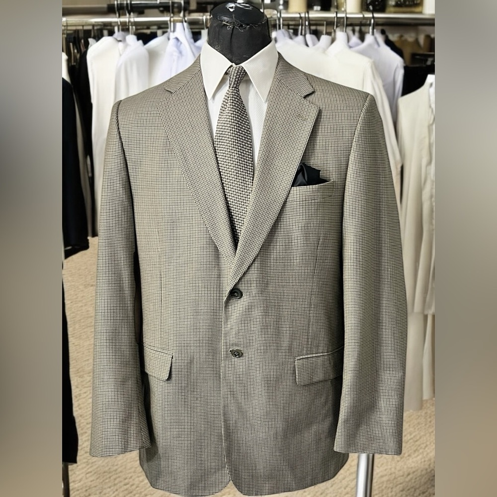 Adam Gray Suit with Traditional Tailoring and Clean Lines☑️
